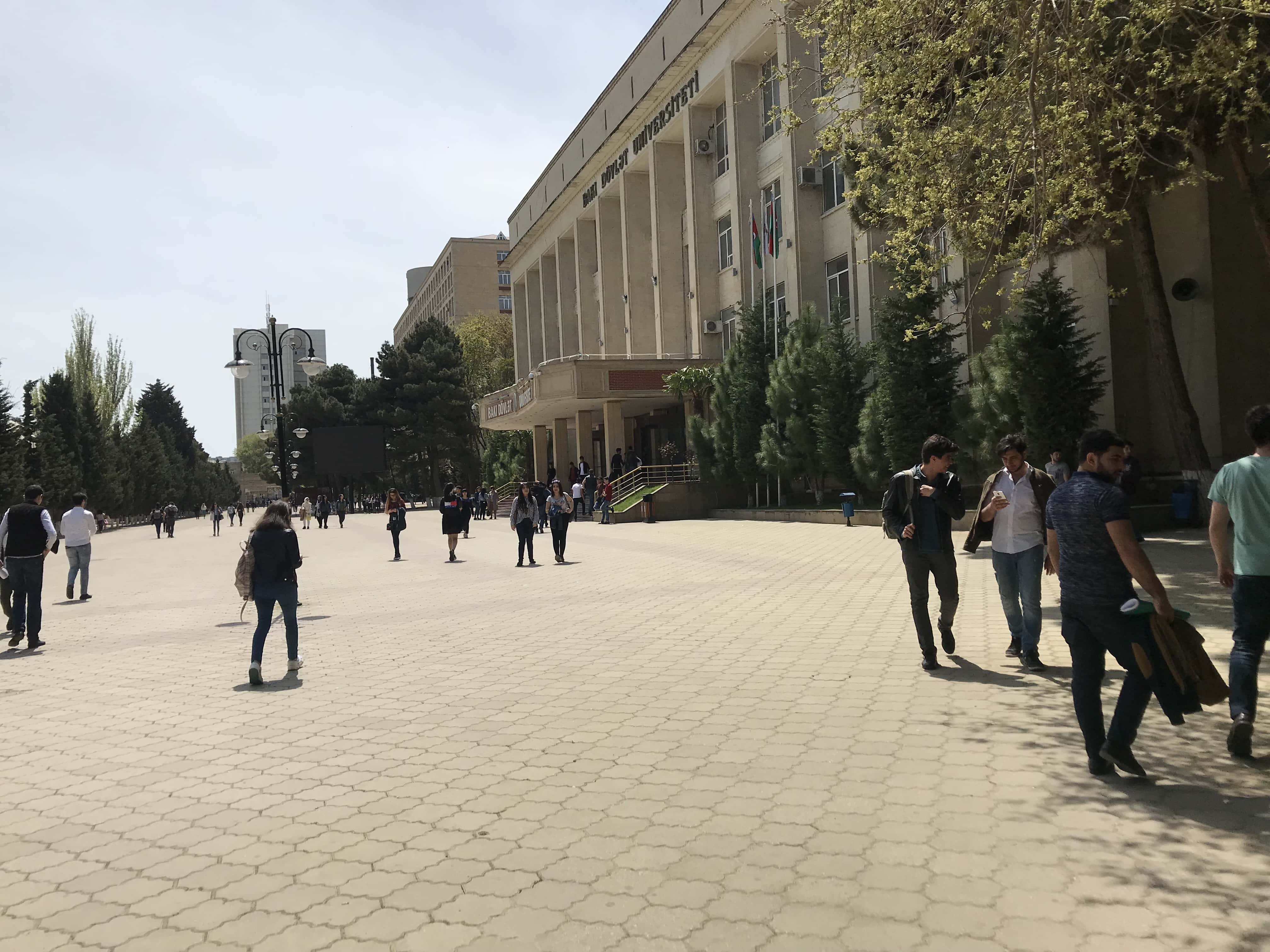 Baku State University　入り口