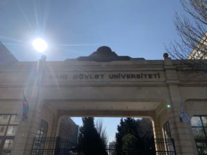 バクー国立大学の門
