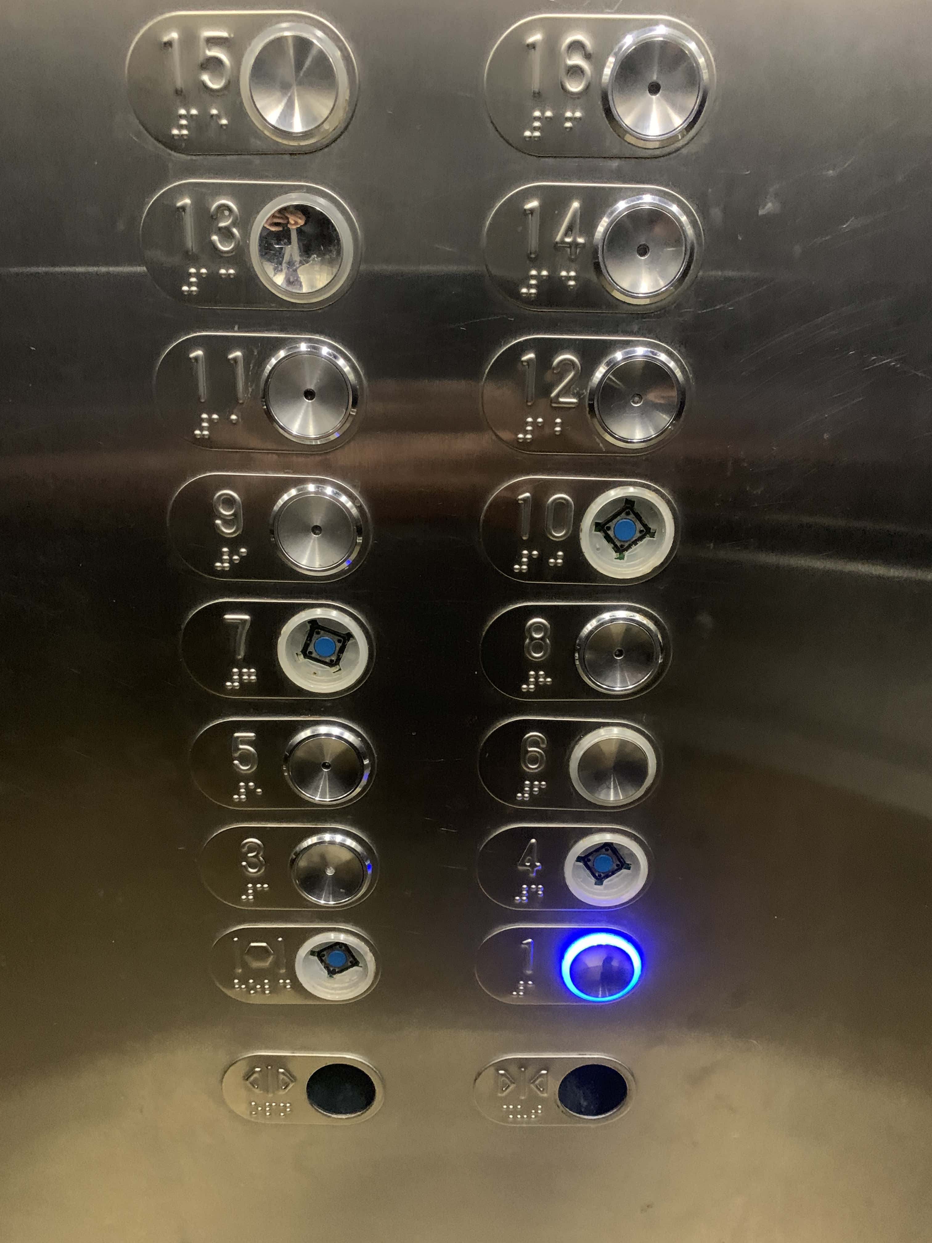 エレベーターのボタン
