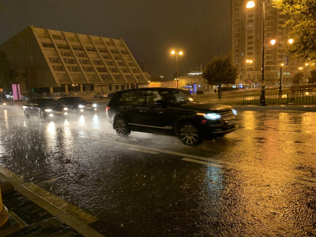 雨と車